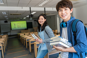 大学生在教室里学习图片