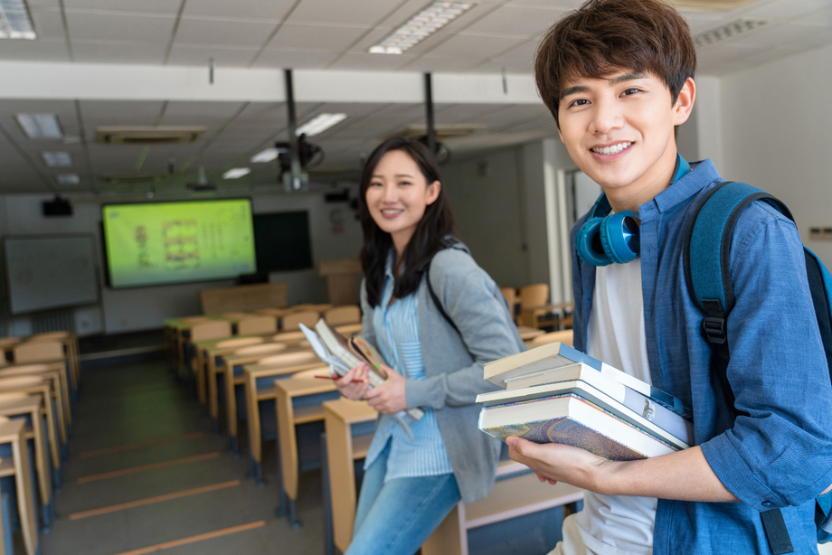 大学生在教室里学习图片