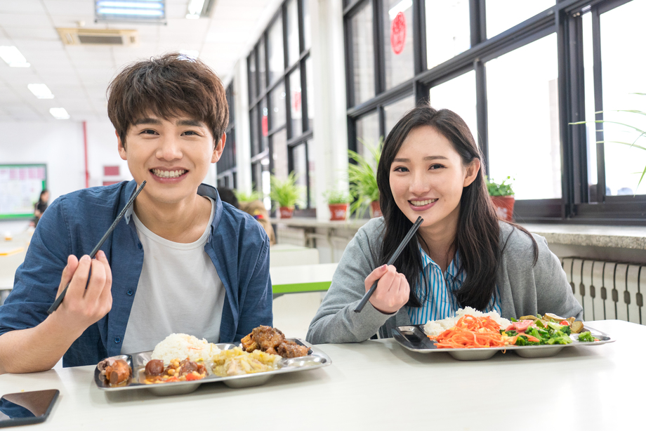 大学生在食堂里用餐 大学生在食堂里用餐