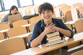 大学生在教室里学习照片