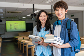 大学生在教室里学习图片