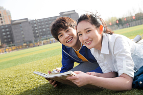 大学生情侣在校园里学习图片