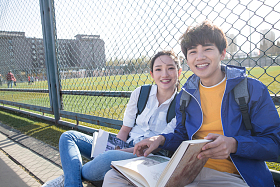快乐的青年大学生情侣