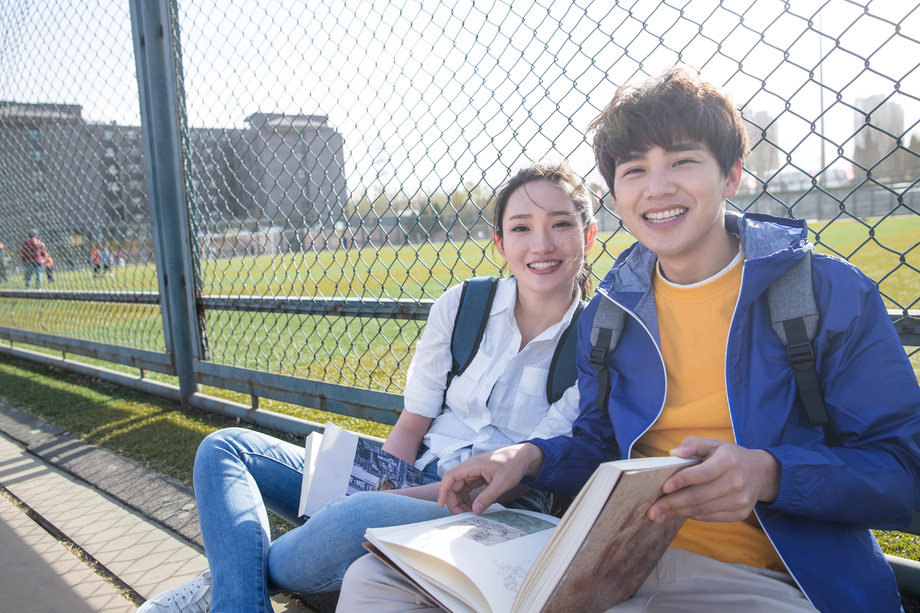 快乐的青年大学生情侣