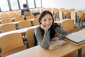 大学生在教室里学习图片