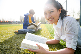 青年大学生在校园里学习图片