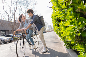 大学生情侣在校园