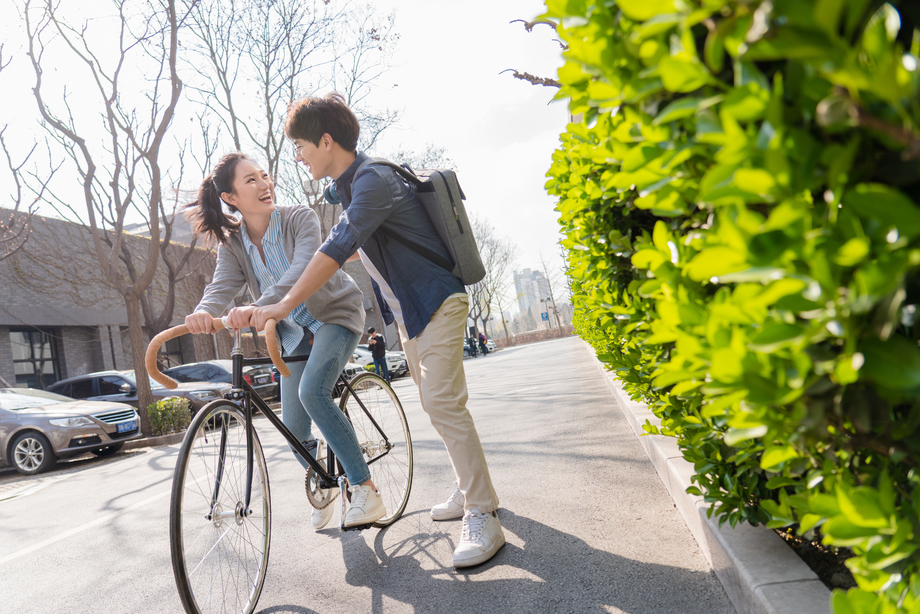 大学生情侣在校园