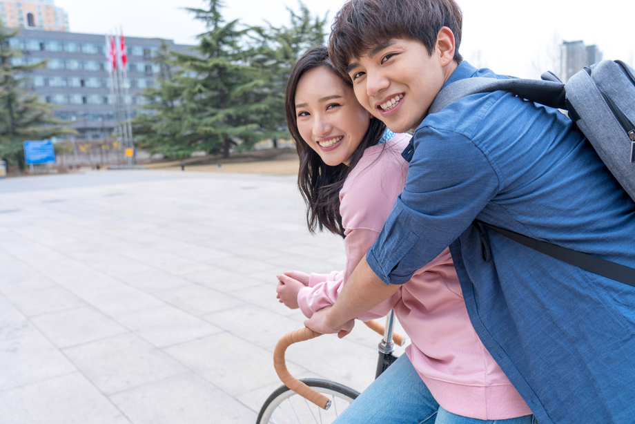 大学生情侣在校园里照片