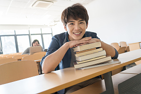 大学生在教室里学习图片