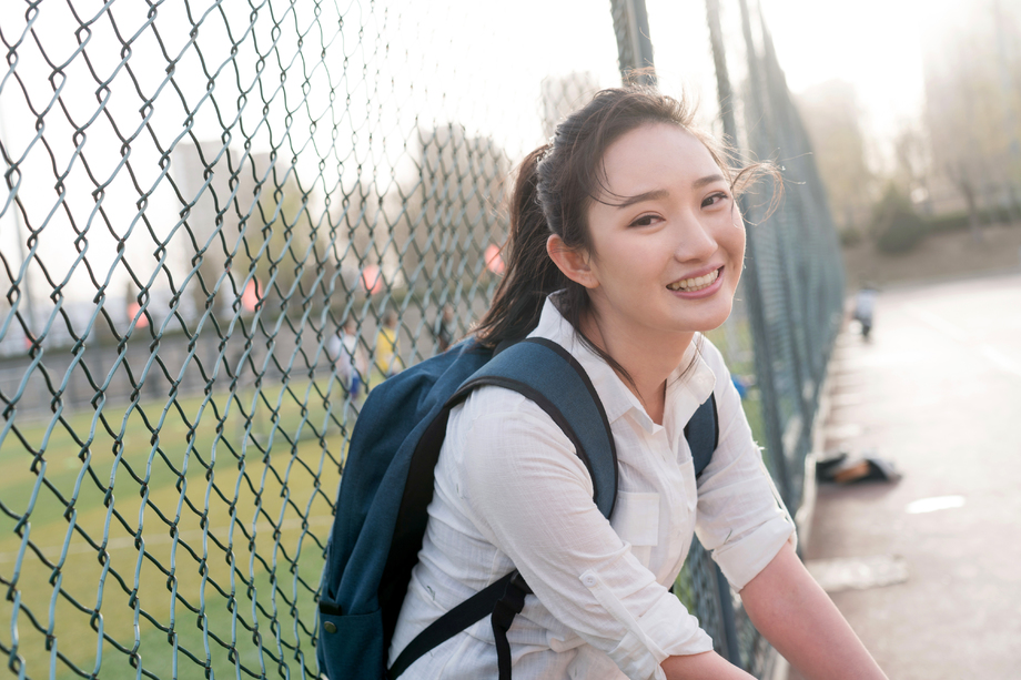 青年女大学生图片 青年女大学生图片