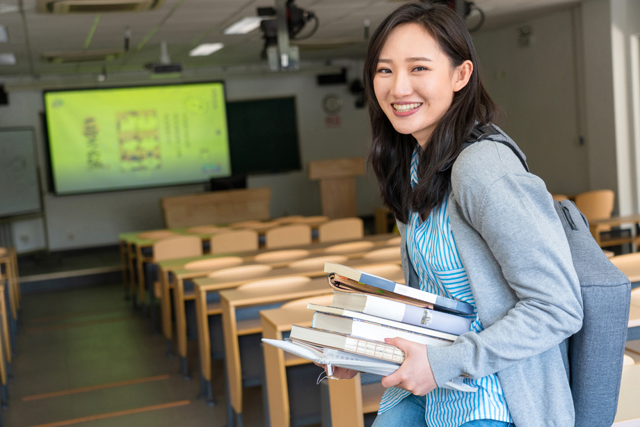 大学生在教室里学习照片