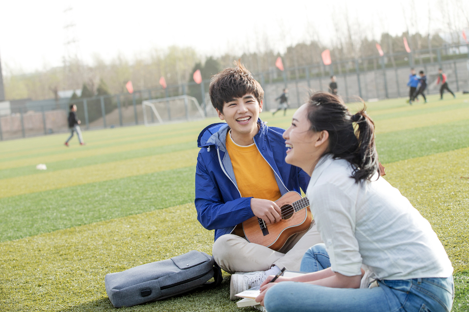 青年大学生在校园里弹奏吉他图片 青年大学生在校园里弹奏吉他图片