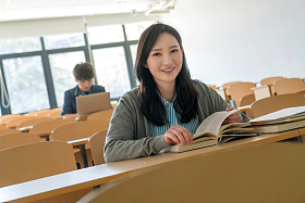 大学生在教室里学习照片