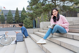 大学生在校园里学习图片