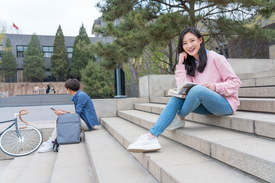 大学生在校园里学习图片