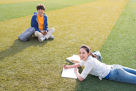 青年大学生在校园里学习图片