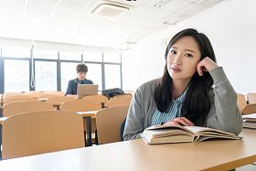 大学生在教室里学习图片