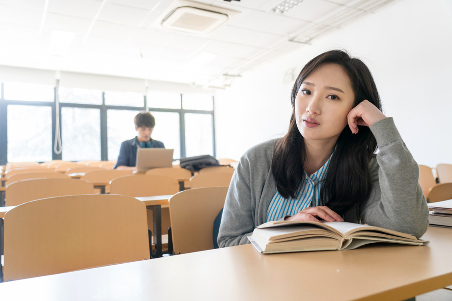 大学生在教室里学习图片 大学生在教室里学习图片