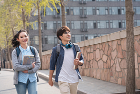 大学生情侣在校园