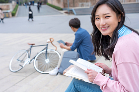 大学生在校园里学习图片