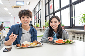大学生在食堂里用餐