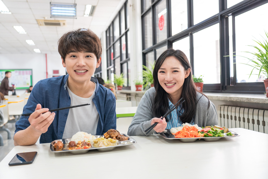 大学生在食堂里用餐 大学生在食堂里用餐