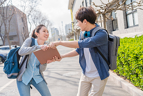 大学生情侣在校园里照片