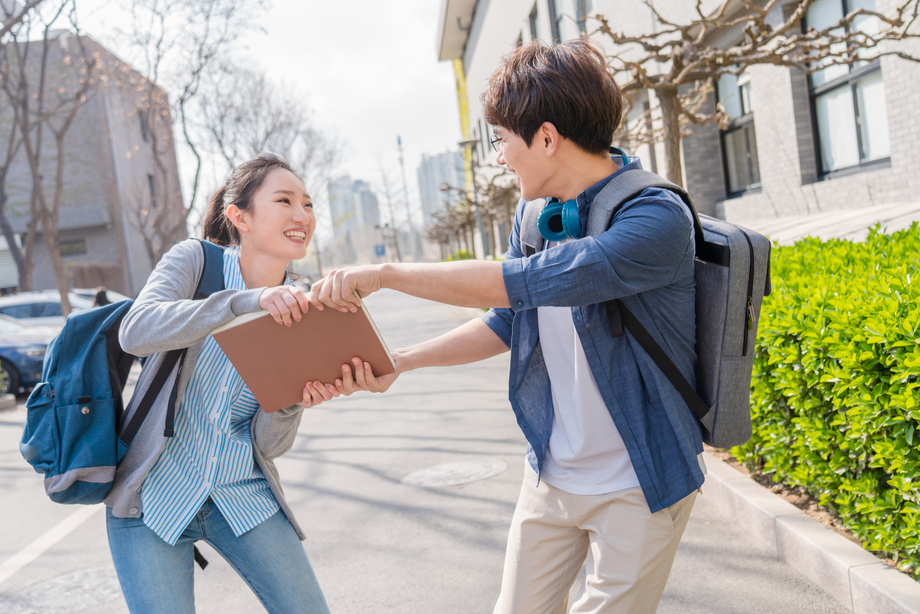 大学生情侣在校园里照片