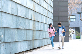 大学生情侣在校园
