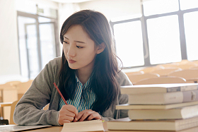 大学生在教室里学习照片