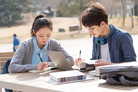 大学生情侣在校园里学习图片