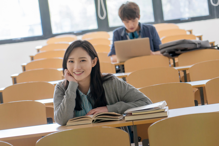 大学生在教室里学习图片