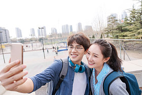 快乐的青年大学生情侣图片