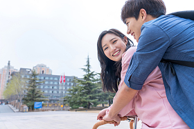 大学生情侣在校园