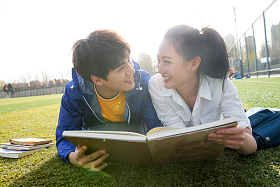大学生情侣在校园里学习图片