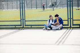 快乐的青年大学生照片