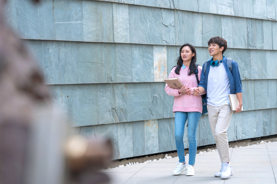 大学生情侣在校园里图片
