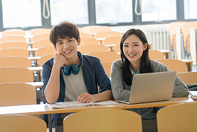 大学生在教室里学习照片