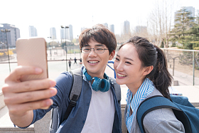 快乐的青年大学生情侣图片