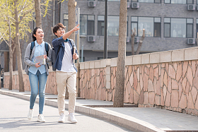 大学生情侣在校园里照片