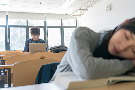 疲劳的大学生在教室里睡觉图片