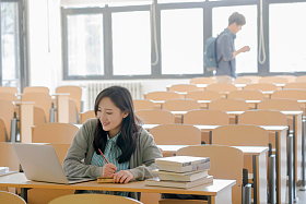 大学生在教室里学习图片