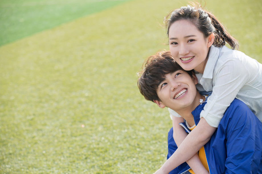 快乐的大学生情侣 快乐的大学生情侣