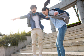 快乐的大学生情侣