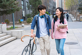 大学生情侣在校园里照片