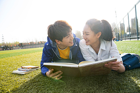大学生情侣在校园里学习图片