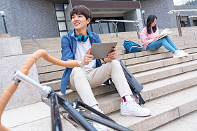 大学生在校园里学习图片