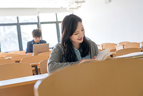 大学生在教室里学习照片