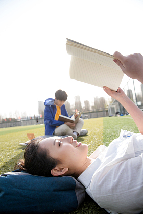 青年大学生在校园里学习图片
